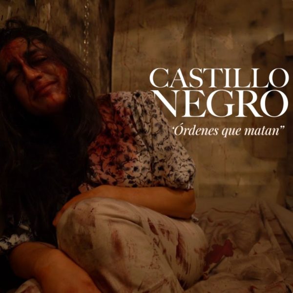 en texto las palabras Castillo Negro, en el o de fondo una mujer recostada sobre el rincón una celda