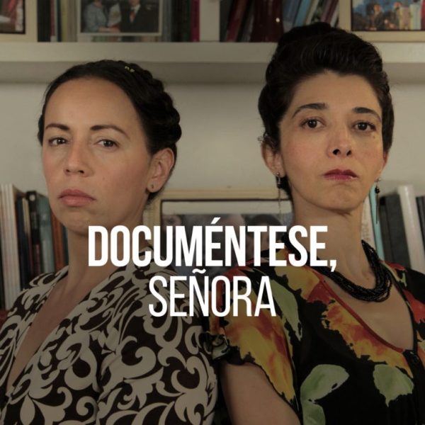 Las palabras documéntese señora, de fondo las dos protagonistas del documental de espaldas una a la otra