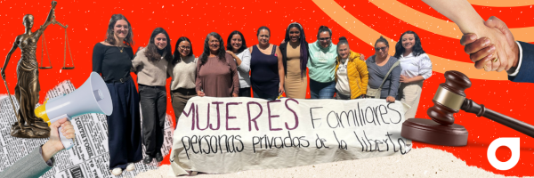 Mujeres posando frente a un letrero que dice: Mujeres familiares de personas privadas de la libertad