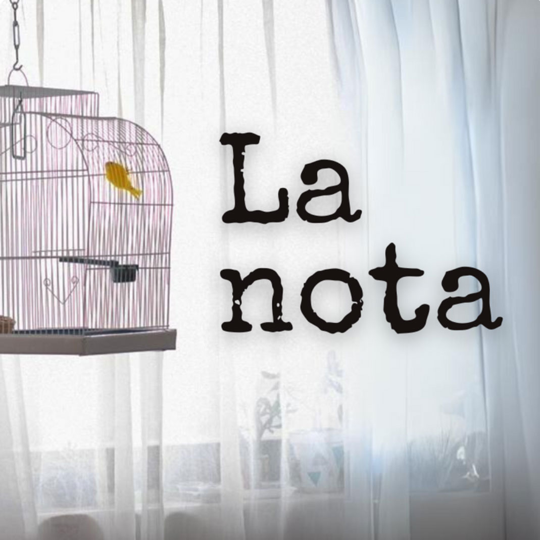 en texto La Nota. De fondo unas cortinas que mece el viento y una jaula con un canario amarillo