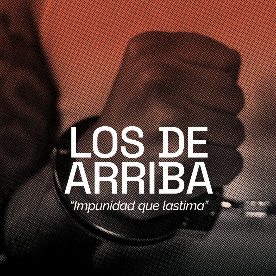 en texto: los de arriba. De fondo una mano cerrada que está atada a una esposas.