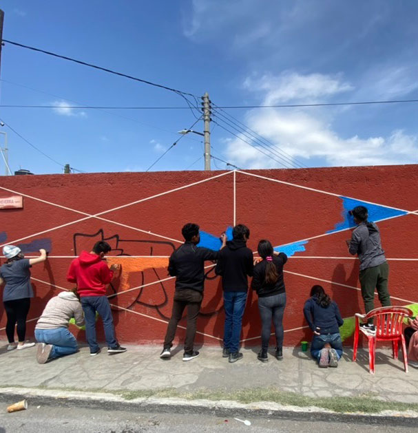 Jovenes comenzando a pintar un mural