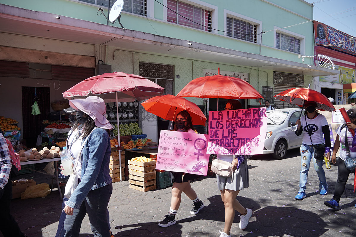 Trabajadoras sexuales marchando en el centro de Puebla