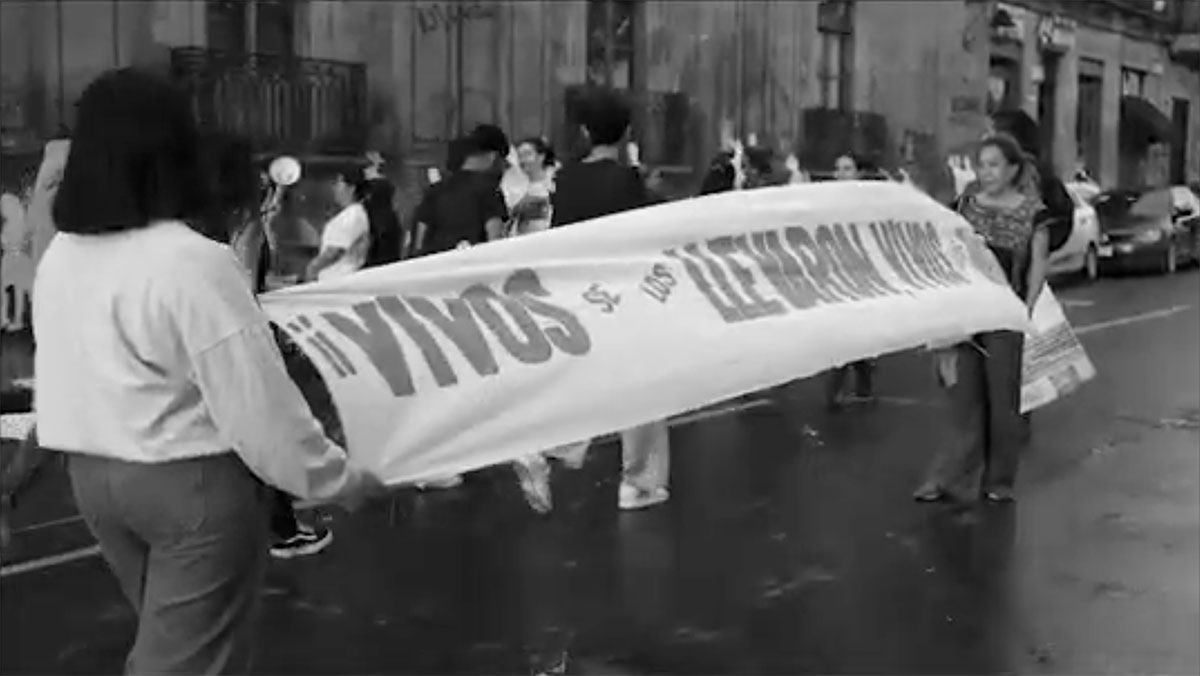 Mujeres sosteniendo un letrero que dice: Vivos los queremos