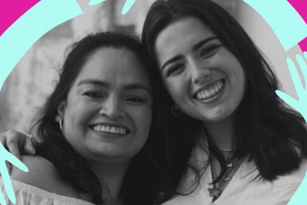 En la fotografía en blanco y negros de dos mujeres abrazadas.