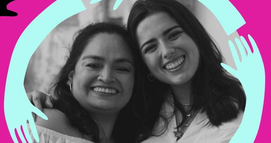 En la fotografía en blanco y negros de dos mujeres abrazadas.