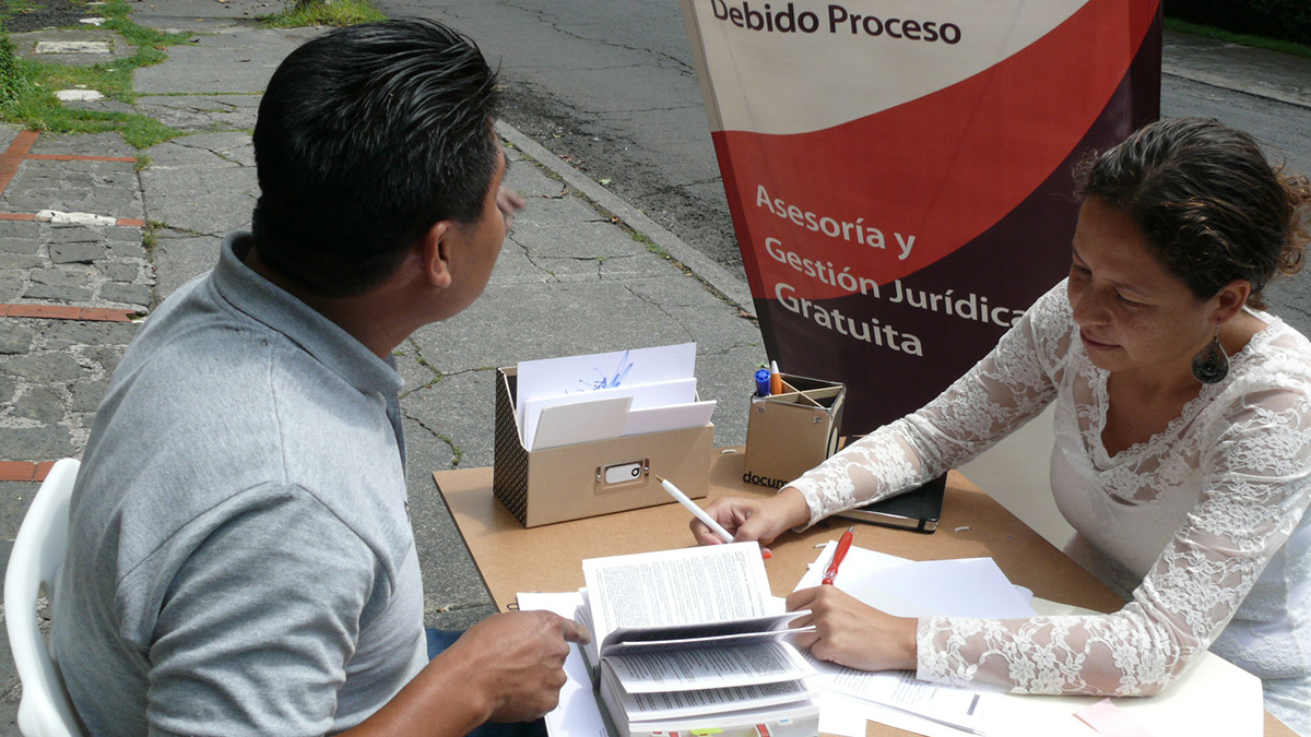En la foto María Sirvent en una asesoría jurídica a un hombre