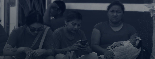 En la imagen madres y esposas esperando fuera de una cárcel