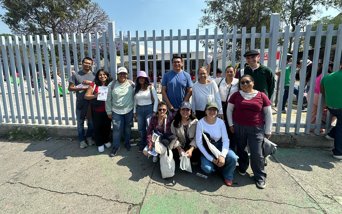 En la foto María Sirvent está con varios voluntarios de documenta en la calle