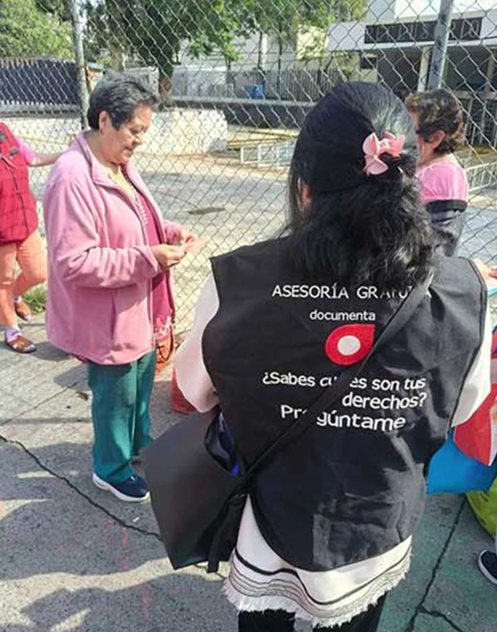 Persona de Documenta brindando una asesoría