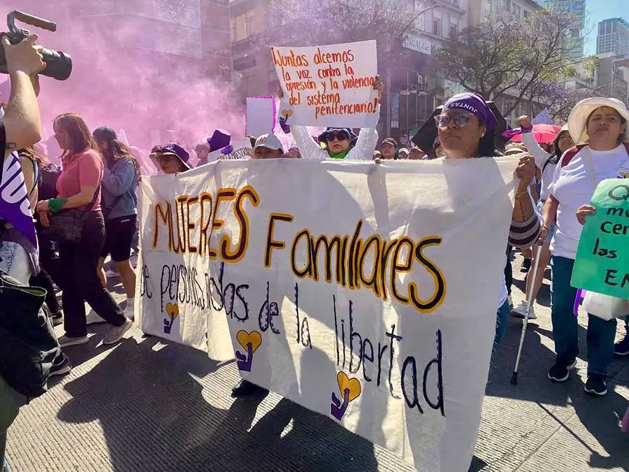 Mujer que sostiene una pancarta que dice Mujeres Familiares de personas privadas de la libertad