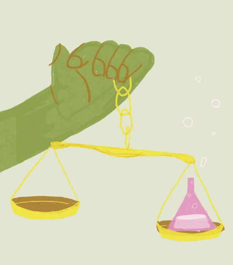 En la ilustración una mano sostiene una báscula de la justicia