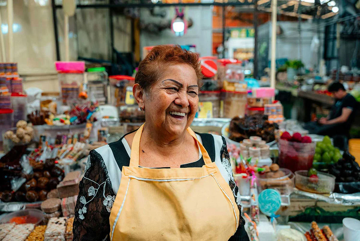 Fotografía de una mujer vendedora vendiendo en un mercado